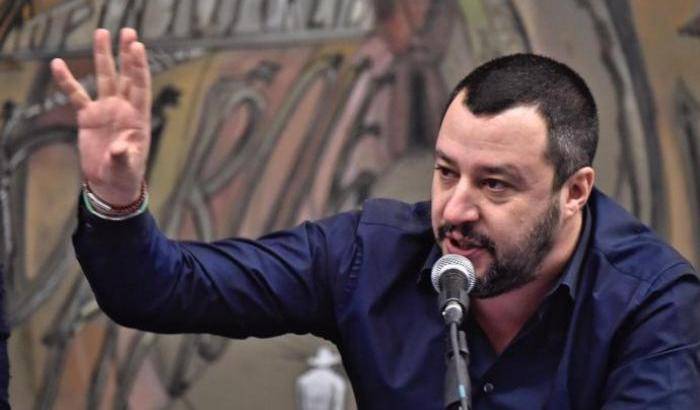 Salvini fuori controllo: la Nato ci difenda dai migranti. Bombardando?