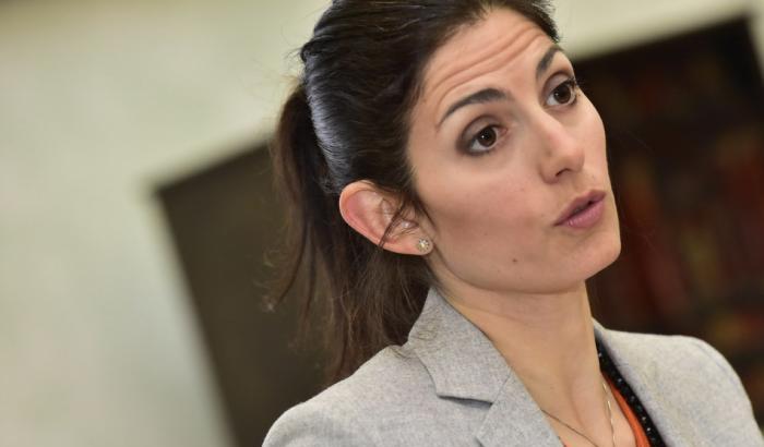 La salvinizzazione di Raggi che usa le ruspe contro i Rom per tenersi la poltrona