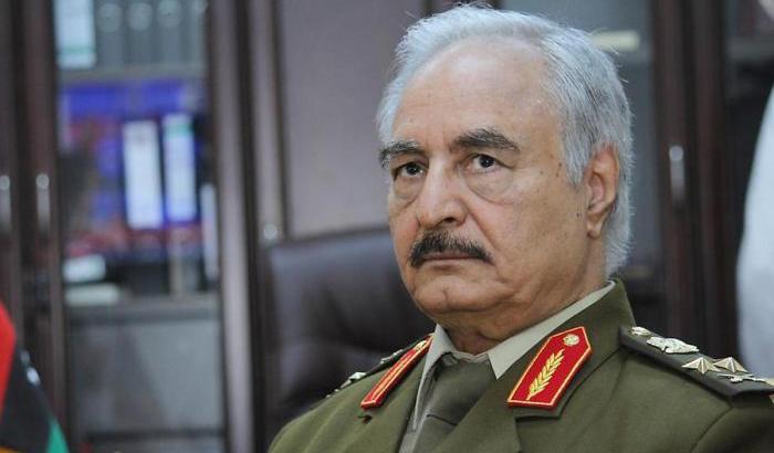 In Libia l'Italia finisce sotto i ricatti di Haftar: dalla "guerra" dei barconi ai marinai in ostaggio