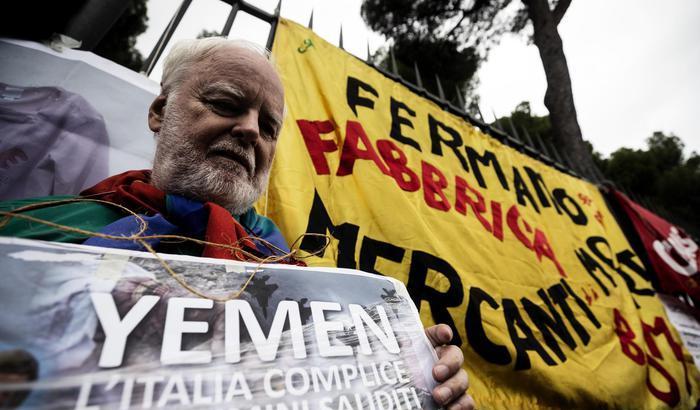 Sit-in all'ambasciata araba: stop alle bombe che arrivano dalla Sardegna