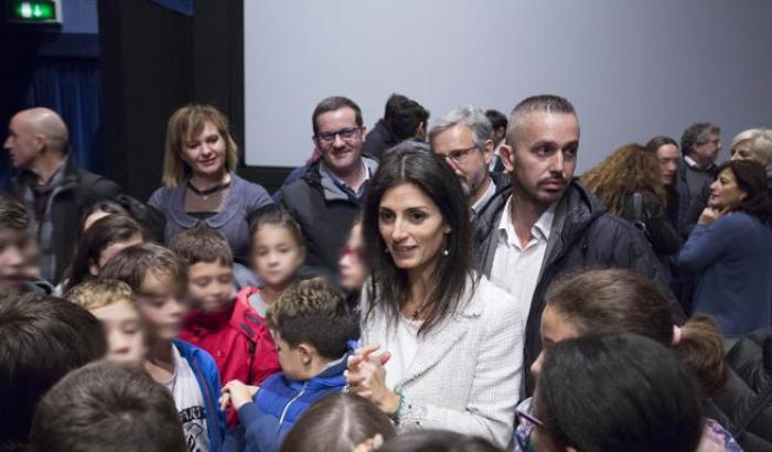 Raggi agli studenti dice una cosa giusta: "Far parte di gruppi come Forza Nuova non è normale"