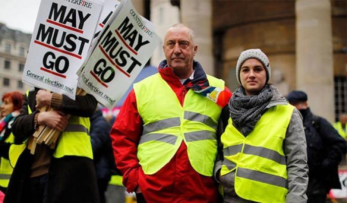 I gilet gialli arrivano a Londra: in centinaia per strada chiedono le dimissioni di Theresa May