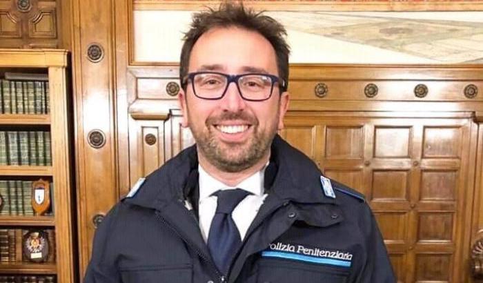 Bonafede con la divisa della polizia penitenziaria