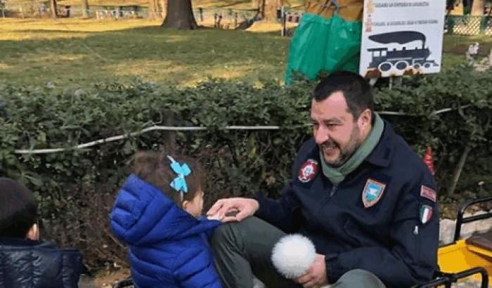 Salvini usa una foto con la figlia sul trenino per elogiare la Tav: "Pulito, veloce, sicuro"