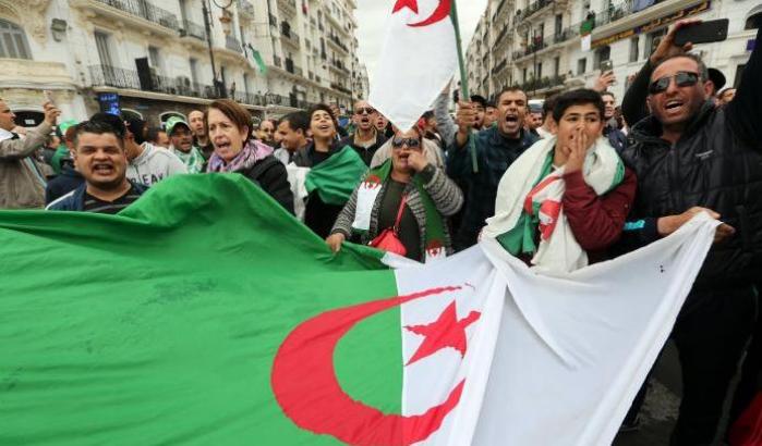 La protesta ha vinto: Bouteflika ritira la candidatura, elezioni rinviate