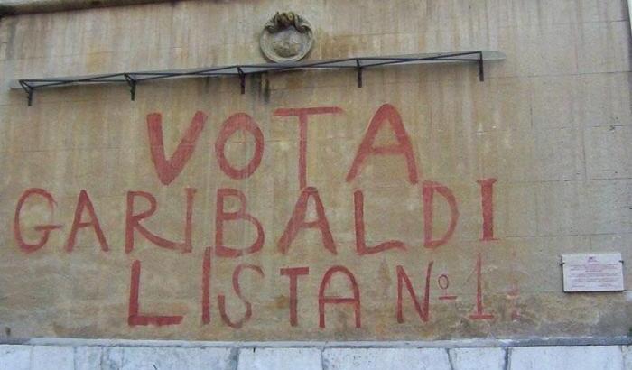 Raggi non distingue la storia dal decoro urbano e cancella una scritta storica del 1948