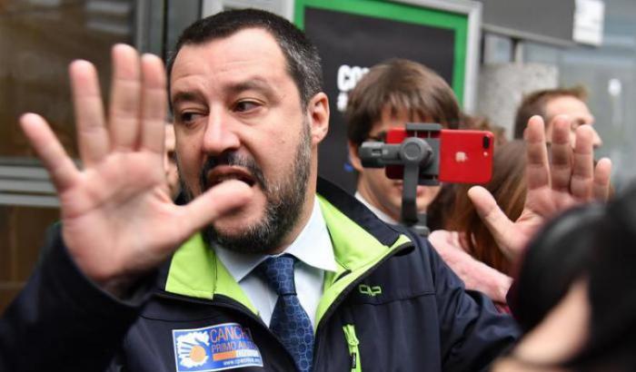 Arriva la terribile proposta leghista per facilitare l'acquisto di armi. Ma Salvini si dissocia