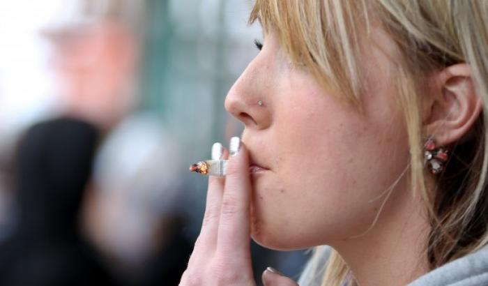 Un minore su cinque fuma: troppo facile l'acquisto delle sigarette