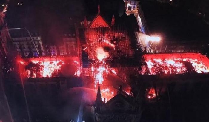 Notre Dame in fiamme: il mondo in lacrime di fronte alla devastazione
