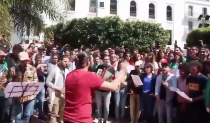 Ad Algeri i manifestanti intonano Bella Ciao nelle marce contro il governo