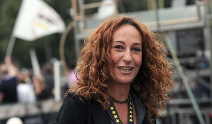 Paola Taverna, da pasionaria a asservita a Salvini e il web non perdona: "complimenti per la coerenza!"