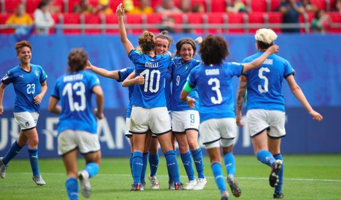 Calcio femminile, "E' ora che campi e stipendi siano uguali per uomini e donne"