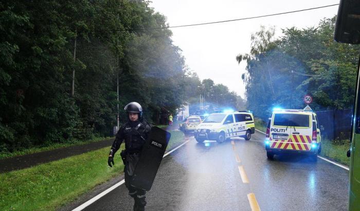 Sparatoria in una moschea in Norvegia, l'autore è un uomo bianco in uniforme