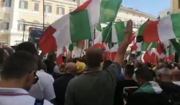 Saluti fascisti alla manifestazione di Meloni, Salvini e CasaPound