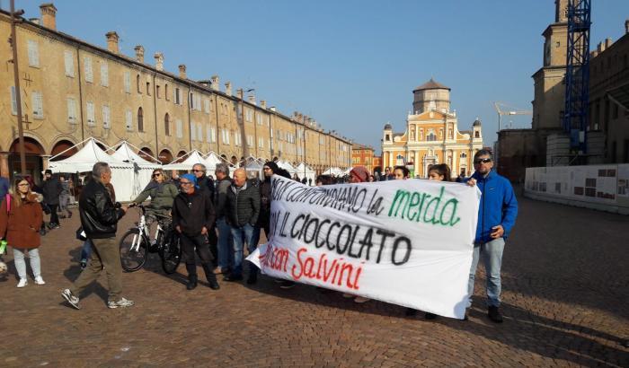 Salvini contestato a Carpi e lui attacca: "L'Emilia Romagna sarà il secondo Muro di Berlino"