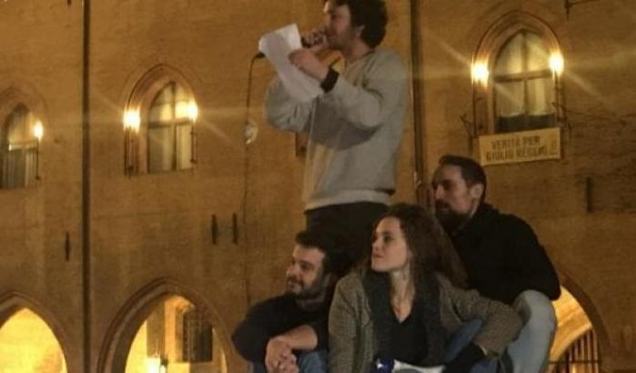 Sardine a Bologna, Pizzarotti: "Ieri quattro semplici ragazzi hanno sconfitto la Bestia di Salvini"