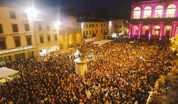 Al canto di Bella Ciao le Sardine riempiono Rimini nonostante la pioggia