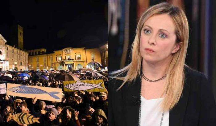 Mattia Santori in piazza con Bonaccini e la Meloni urla al complotto: "Le Sardine sono il Pd travestito"