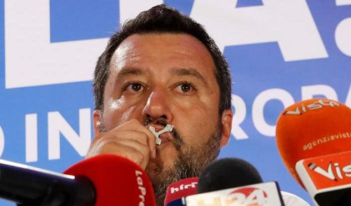 Lo sventola-rosari Salvini: 