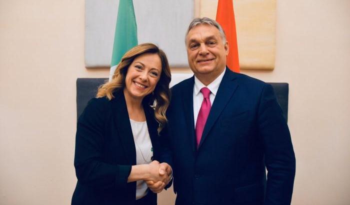 Sublime: Meloni non condanna Orban ma critica la task force anti-bufale del governo