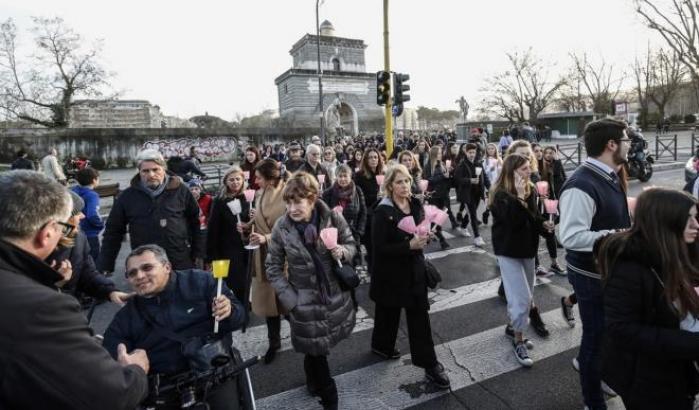 Tragedia di Ponte Milvio, fiaccolata in ricordo di Gaia e Camilla un mese e mezzo dopo