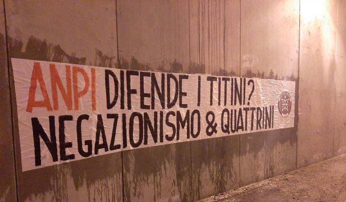 Gli striscioni infami dei fascisti di Casapound contro l'Anpi: "Negazionismo sulle foibe"