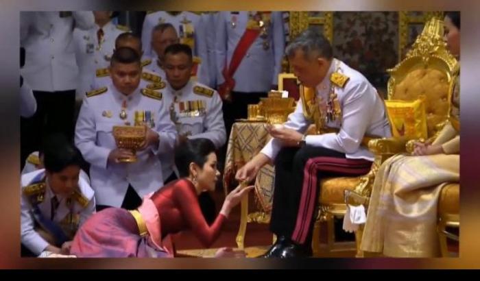 Il re della Thailandia, Maha Vajiralongkorn e una concubina