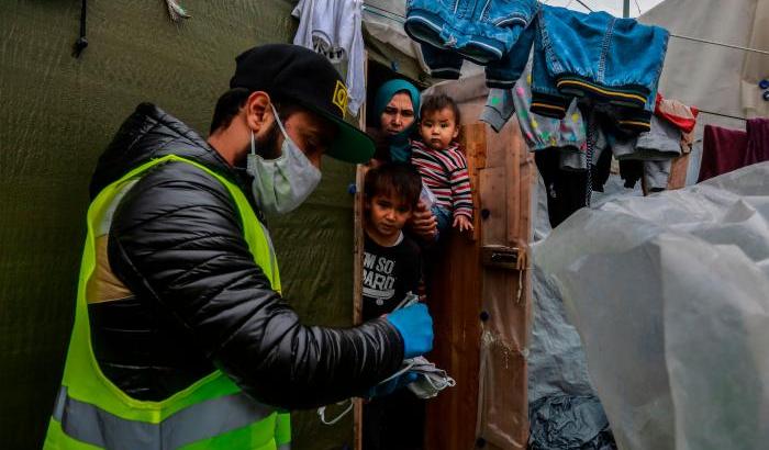 Fuoco sui migranti, l'inferno dei lager: il "modello turco" fa scuola in Grecia