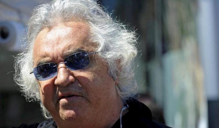 Briatore si arrampica sugli specchi e la scusa della prostatite diventa virale sul web