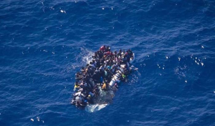 Sea Watch denuncia un naufragio tra Malta e Tripoli: si teme la morte di decine di migranti