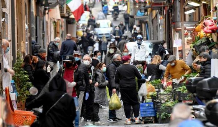 De Magistris ammonisce i napoletani: "Troppi assembramenti, così torniamo in Fase 1"