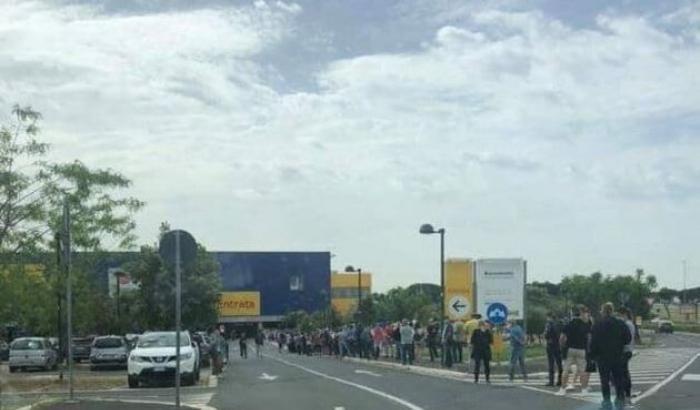 Primo giorno di libertà e la gente corre da Ikea: lunghissima fila di fronte allo store dell'Anagnina