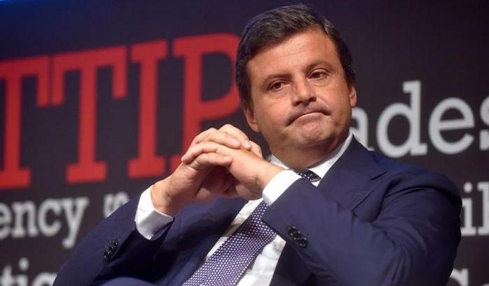 Calenda contro Meloni: "Guadagni 15 mila euro al mese mentre ti riempi la bocca della parola popolo"