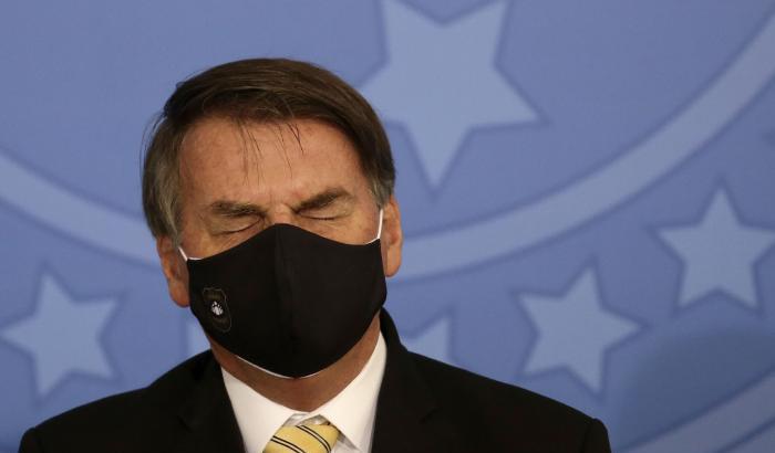 Bolsonaro accusa la quarantena di avergli fatto venire la 'muffa nei polmoni'