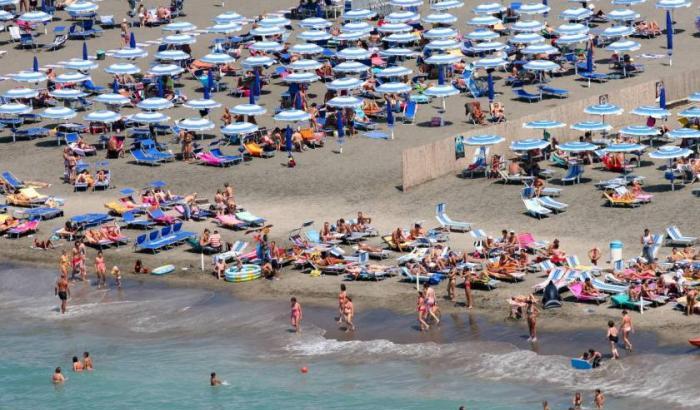 Cerca di vendere un bambino in spiaggia, un bagnante lo fa arrestare