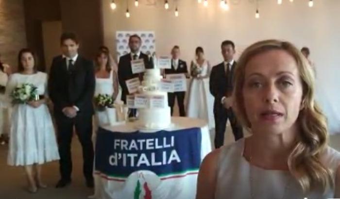 Il video imbarazzante di Meloni (che convive) e i suoi vestiti da sposa: "Il governo salvi i matrimoni"