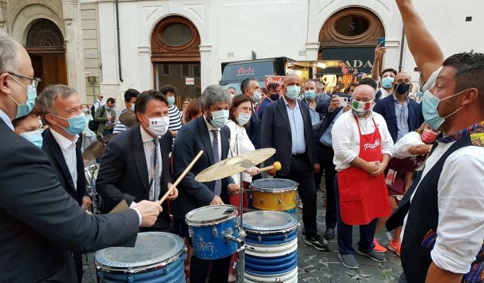 La Bestia ridicolizza Conte per aver suonato insieme a dei ragazzi autistici, Fiorella Mannoia: "Miserabili"