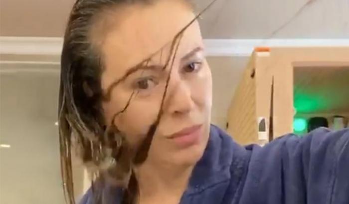 L'attrice Alyssa Milano mostra la perdita dei capelli a causa del Covid: "Mettete quella cavolo di mascherina"