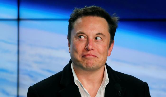 Twitter, Elon Musk sospende l'operazione di acquisto: crollano le azioni