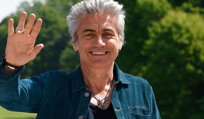 Ligabue smentisce le voci sul bacio a un uomo: "Non sono io, attenti alle fake news"