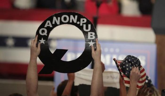 YouTube dichiara guerra ai cospirazionisti di Qanon: eliminati centinaia di canali