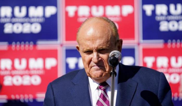 Trump e Giuliani la buttano sul vittimismo: "I media ci odiano, non riportano le prove dei brogli"