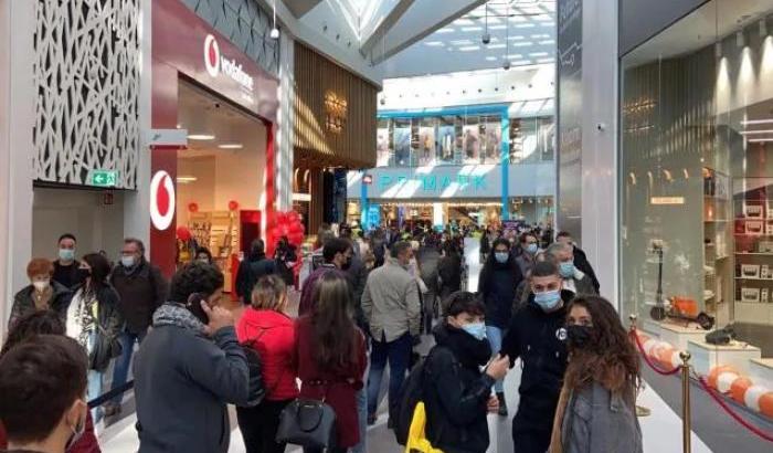 Assembramenti al centro commerciale sulla Laurentina a Roma