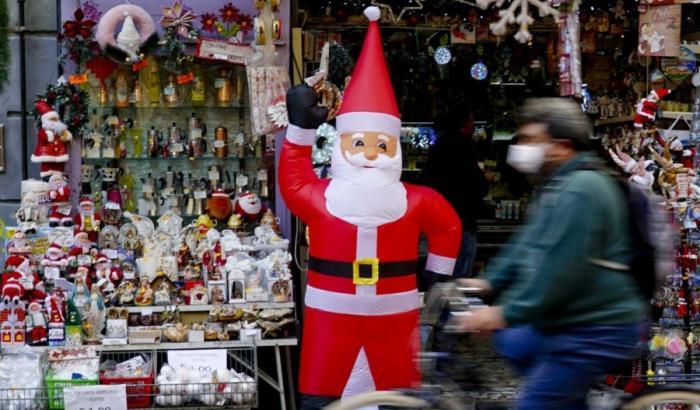 Le stime per il Natale di Confcommercio: meno regali, la spesa cala del 18%