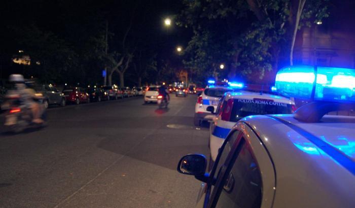 Assembramenti di fronte a un bar a Ponte Milvio a Roma: aggredito un cameraman della Rai