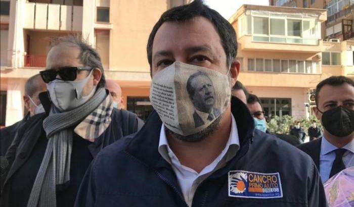 Salvini con il volto di Paolo Borsellino nella mascherina