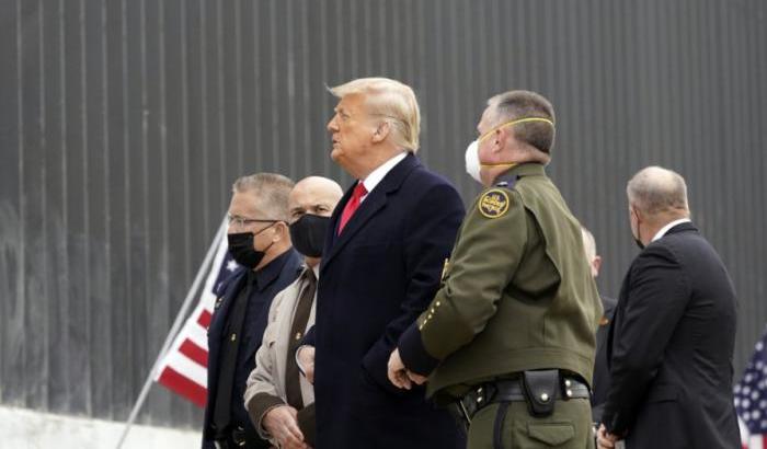 Trump, un addio nel segno dell'odio: autografa il muro con il Messico