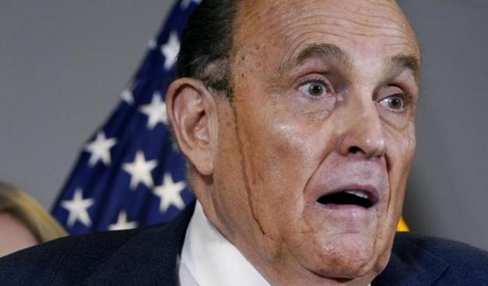 L'azienda Dominion Voting System fa causa a Rudy Giuliani per false accuse di frodi elettorali