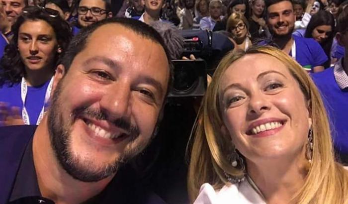 Così Salvini e Meloni, dietro i sorrisi di facciata, si stanno facendo la guerra all'ombra della crisi