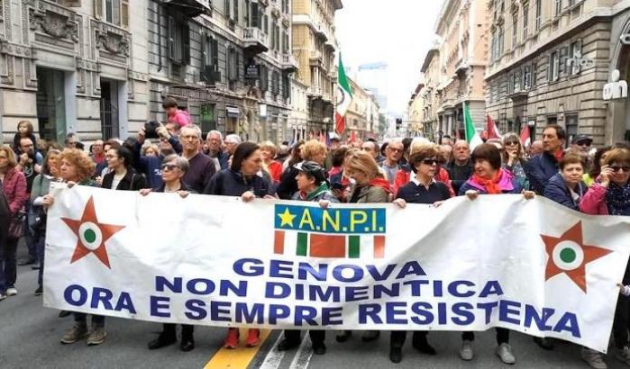 La destra di Genova crea un'anagrafe che equipara fascisti e comunisti: l'Anpi insorge